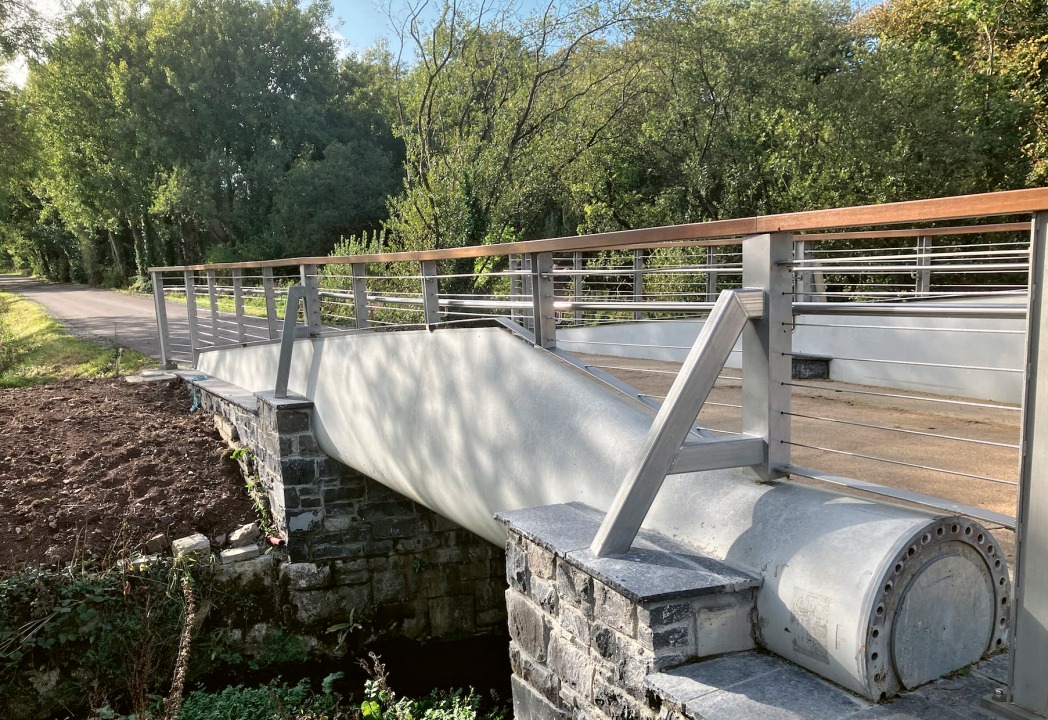 Most Midleton — Youghal Greenway: 5,5 m dlouhý most překlenuje protipovodňový kanál na řece Dungourney, 3 km od vlakového nádraží Midleton na dálnici Midleton k Youghal Greenway. Základ tvoří dvě lopatky LM13, pocházející ze Severního Irska a nahrazují ocelové nosníky