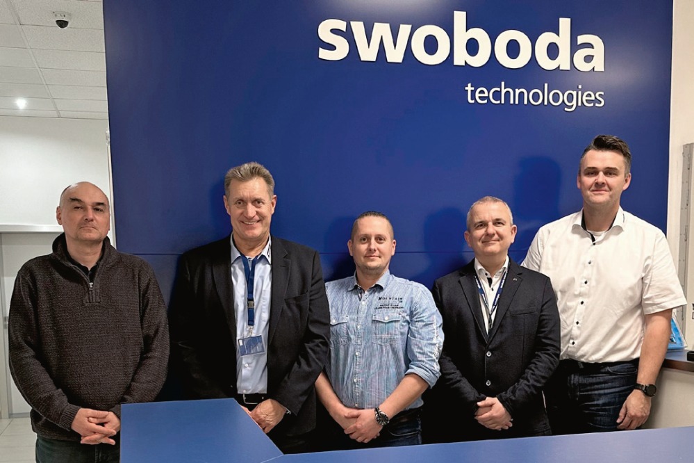 Michal Slaba, jednatel Wittmann Battenfeld CZ (druhý zleva), se Swoboda projektovým týmem: Martin Ohnút (procesní technik), Pavel Bohuněk (vedoucí výroby), Václav Dostál (jednatel) a Marek Hejl (projektový a technologický manažer)
