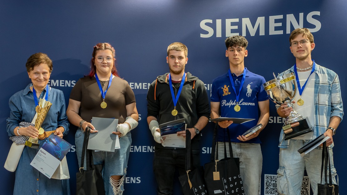Vítězný tým - zleva: Jana Koldová, Adéla Kvapilová, Prokop Antonín Svoboda, Patrik Atanasiadis, Vojtěch Zourek Vítězný tým - zleva: Jana Koldová, Adéla Kvapilová, Prokop Antonín Svoboda, Patrik Atanasiadis, Vojtěch Zourek