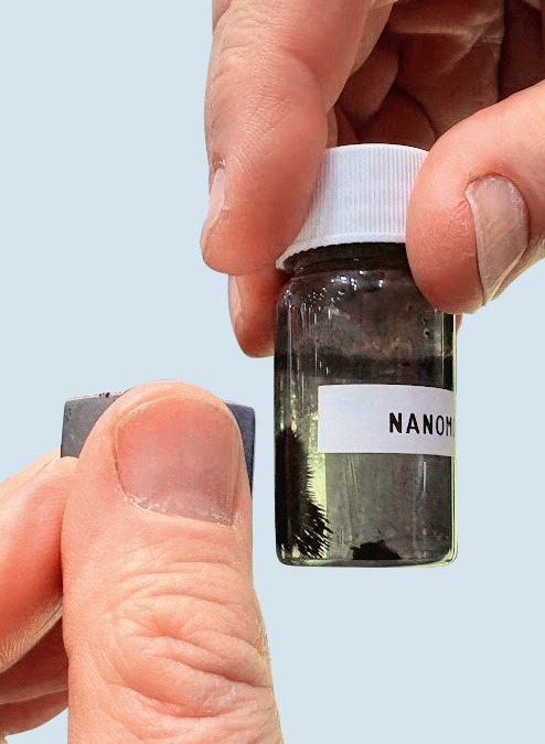 Vzorek s miliony magnetických nanobotů navržených českými vědci pro ničení odolných bakteriálních biofilmů Vzorek s miliony magnetických nanobotů navržených českými vědci pro ničení odolných bakteriálních biofilmů