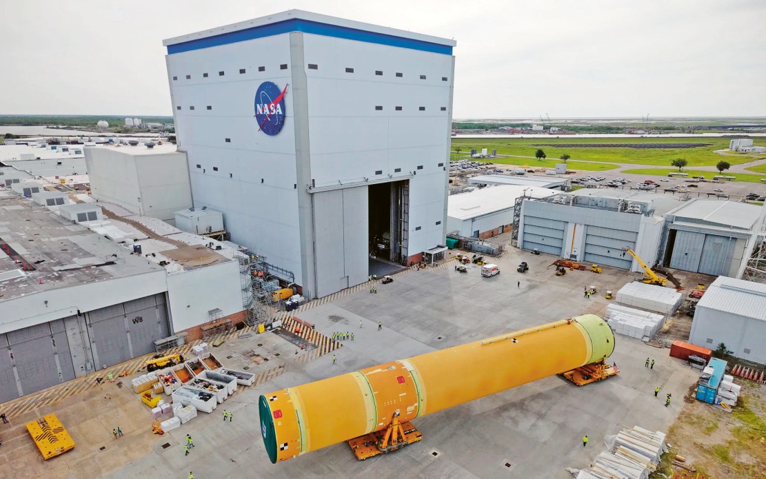 NASA 20. dubna přesunula hlavní stupeň, největší část rakety SLS, která v roce 2027 vynese do vesmíru misi Artemis III s posádkou, z montážního zařízení Michoud Assembly Facility do Pegasus v New Orleans © NASA/Michael DeMocker NASA 20. dubna přesunula hlavní stupeň, největší část rakety SLS, která v roce 2027 vynese do vesmíru misi Artemis III s posádkou, z montážního zařízení Michoud Assembly Facility do Pegasus v New Orleans © NASA/Michael DeMocker