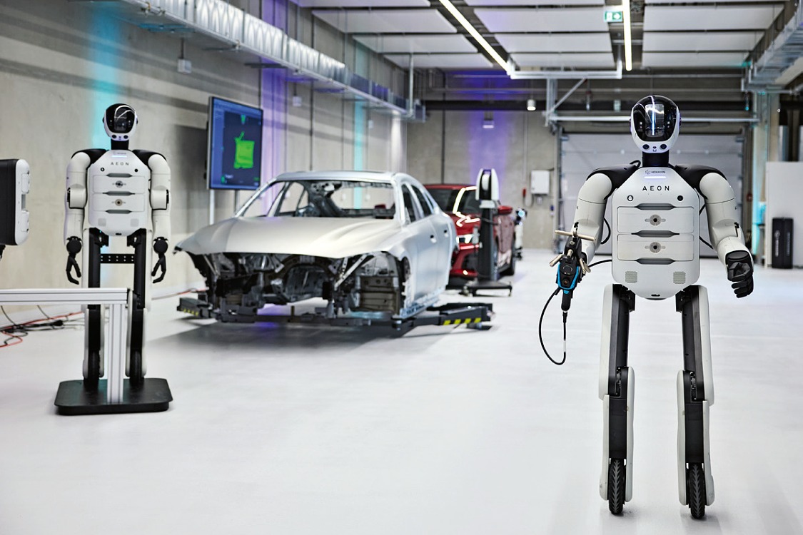 Švýcarská firma Hexagon vyvinula roboty Aeon jako univerzální řešení. Dvojice koleček zajištujících pohyb rychlostí až 9 km/h je pro využití ve výrobních halách s hladkou podlahou nejvýhodnějším řešením Švýcarská firma Hexagon vyvinula roboty Aeon jako univerzální řešení. Dvojice koleček zajištujících pohyb rychlostí až 9 km/h je pro využití ve výrobních halách s hladkou podlahou nejvýhodnějším řešením