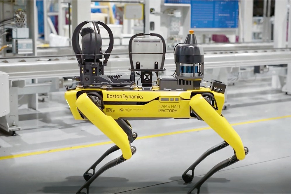 Jednou z aplikací fyzické AI jsou roboti Boston Dynamics, které s kamerami autonomně procházejí továrny a kontrolují, zda je vše na svém místě Jednou z aplikací fyzické AI jsou roboti Boston Dynamics, které s kamerami autonomně procházejí továrny a kontrolují, zda je vše na svém místě