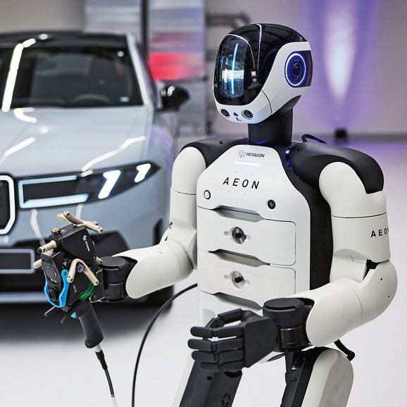 Univerzálnost použití zvyšují různé nástavce, které může robot Aeon brát do rukou Univerzálnost použití zvyšují různé nástavce, které může robot Aeon brát do rukou