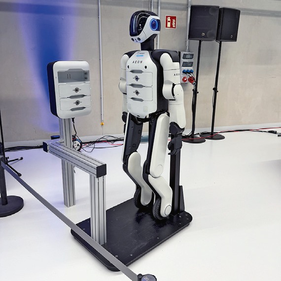 Robot si sám přijede k nabíječce a vymění si jednu ze dvou baterií, kterou nechá nabíjet. Díky tomu může pracovat takřka bez přestávky Robot si sám přijede k nabíječce a vymění si jednu ze dvou baterií, kterou nechá nabíjet. Díky tomu může pracovat takřka bez přestávky