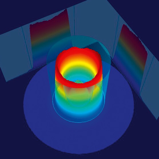 3D vizualizace profilu paprsku ve tvaru prstence s poloměrem zaostření 210 μm (Mode 6 — Donut Beam 210 μm); nejvyšší intenzita paprsku je soustředěna do prstencové oblasti kolem středu paprsku, zatímco ve středu je intenzita výrazně nižší 3D vizualizace profilu paprsku ve tvaru prstence s poloměrem zaostření 210 μm (Mode 6 — Donut Beam 210 μm); nejvyšší intenzita paprsku je soustředěna do prstencové oblasti kolem středu paprsku, zatímco ve středu je intenzita výrazně nižší
