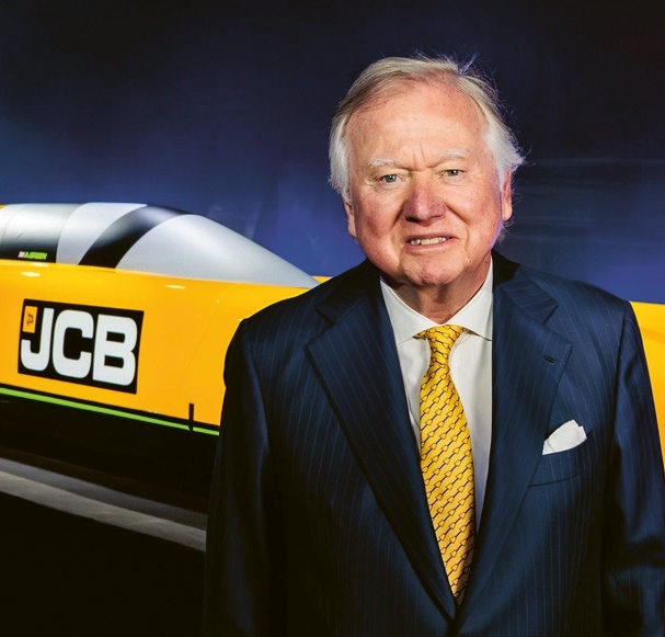 Llord Anthony Bamford, předseda společnosti JCB, před vysokorychlostním vozidlem JCB Hydromax