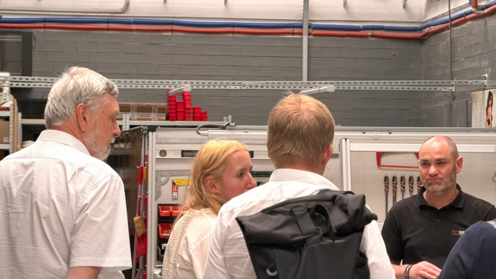 Poznaňská firma Cube Systems dokáže upravit i stroje původem z Asie tak, aby vyhovovaly evropským normám, zároveň však i důrazně varuje, že celkové náklady na vlastnictví (TCO) strojů mnoha asijských značek jsou navzdory poloviční pořizovací ceně v součtu výrazně vyšší než u strojů evropských
