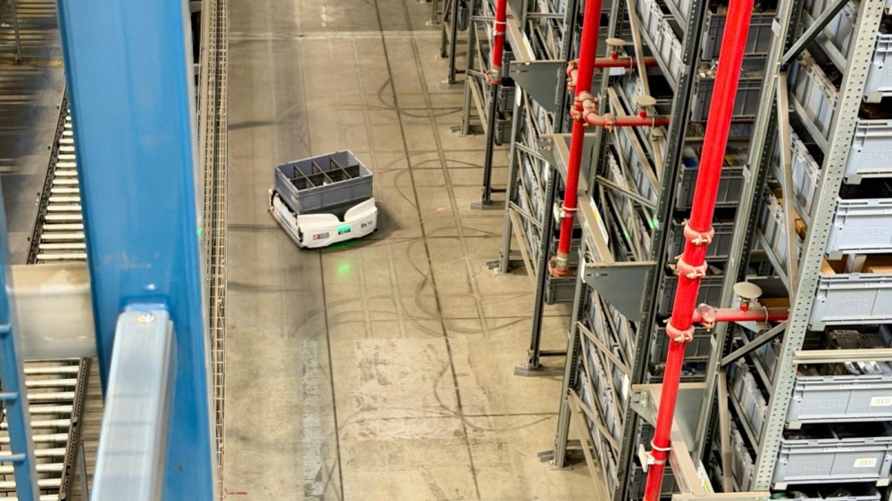 Do robotizované části evropského centra logistiky firmy ILS Logistics lidská noha vstoupí jen v případě nezbytného opravárenského zásahu, jinak si místní roboty vystačí zcela samy: jezdí mezi regály, šplhají po nich do vyšších pater, vyskladňují, naskladňují a sami si ve správný čas zajedou i na odpočinkové a dobíjecí místo