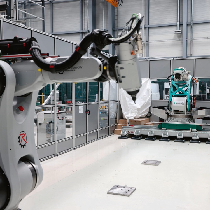 Transfer technologií do průmyslových aplikací: v pozadí flexibilní kinematika frézování vyvinutá na Fraunhofer IFAM, v popředí společně vyvinuté produktové řešení od společnosti Autonox Robotics © Fraunhofer IFAM Transfer technologií do průmyslových aplikací: v pozadí flexibilní kinematika frézování vyvinutá na Fraunhofer IFAM, v popředí společně vyvinuté produktové řešení od společnosti Autonox Robotics © Fraunhofer IFAM