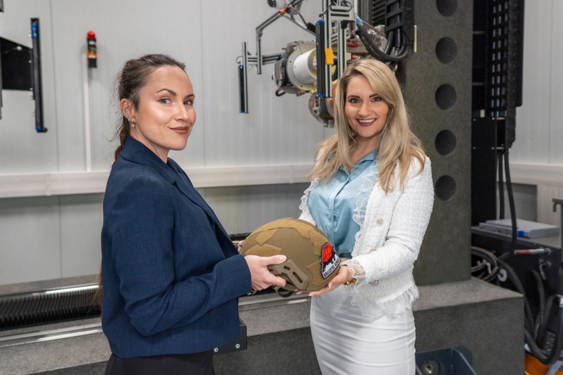 Anna Smith z Ballistic Armor Co. a Michaela Škaroupková z CTLAB CEITEC /Foto: CEITEC VUT se svolením Ballistic Armor Co./ Anna Smith z Ballistic Armor Co. a Michaela Škaroupková z CTLAB CEITEC /Foto: CEITEC VUT se svolením Ballistic Armor Co./