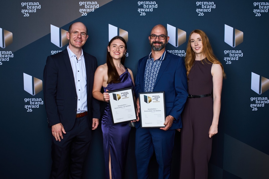 Tobias Stoffels, Chiara Beppler, Marc Erich Kümmel a Judith Oberländer (zleva doprava) přijímají v Berlíně cenu German Brand Award 2026 pro společnost Innomotics.
