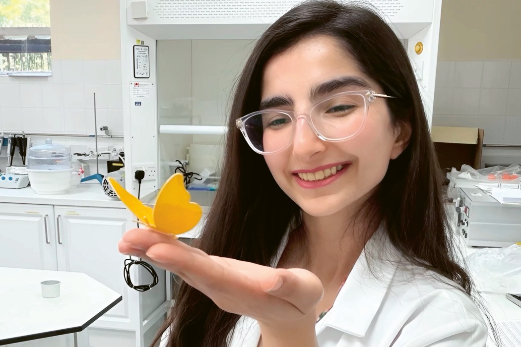 Vedoucí autorka studie Saba Firouznia s měkkým robotickým motýlem, který k mávání křídly využívá čerpadlo LIMA © Saba Firuznia Vedoucí autorka studie Saba Firouznia s měkkým robotickým motýlem, který k mávání křídly využívá čerpadlo LIMA © Saba Firuznia