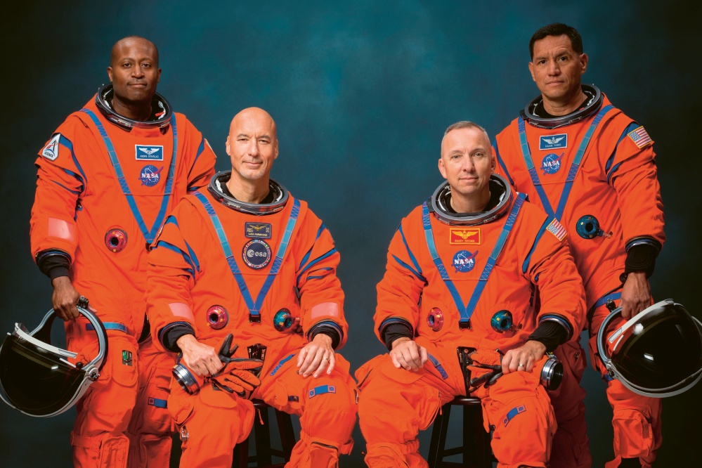 Oficiální portrét posádky nadcházející mise Artemis III agentury NASA (zleva doprava): Andre Douglas, Luca Parmitano, Randy Bresnik, Frank Rubio © Bill Stafford / NASA (volné dílo) Oficiální portrét posádky nadcházející mise Artemis III agentury NASA (zleva doprava): Andre Douglas, Luca Parmitano, Randy Bresnik, Frank Rubio © Bill Stafford / NASA (volné dílo)