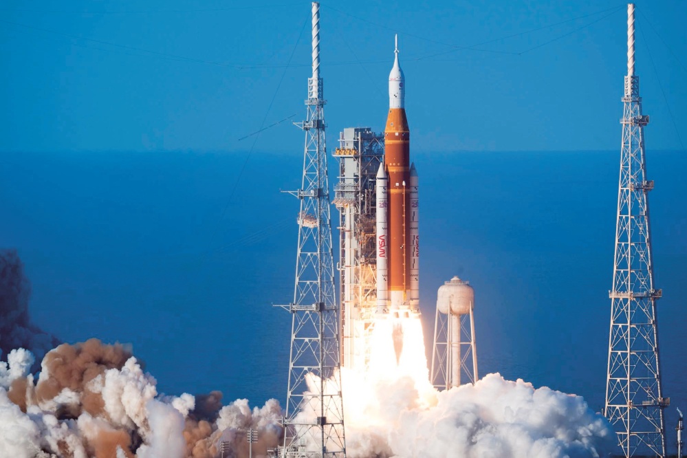 Mise NASA Artemis III má zahrnovat starty Space Launch System (na fotografii nesoucí kosmickou loď Orion)… © NASA Mise NASA Artemis III má zahrnovat starty Space Launch System (na fotografii nesoucí kosmickou loď Orion)… © NASA