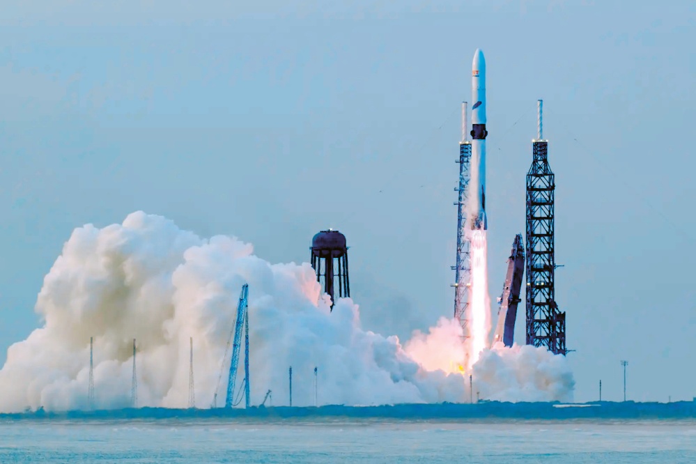 …i New Glenn od Blue Origin (zde při startu během mise NG-3 19. dubna 2026) © Blue Origin …i New Glenn od Blue Origin (zde při startu během mise NG-3 19. dubna 2026) © Blue Origin