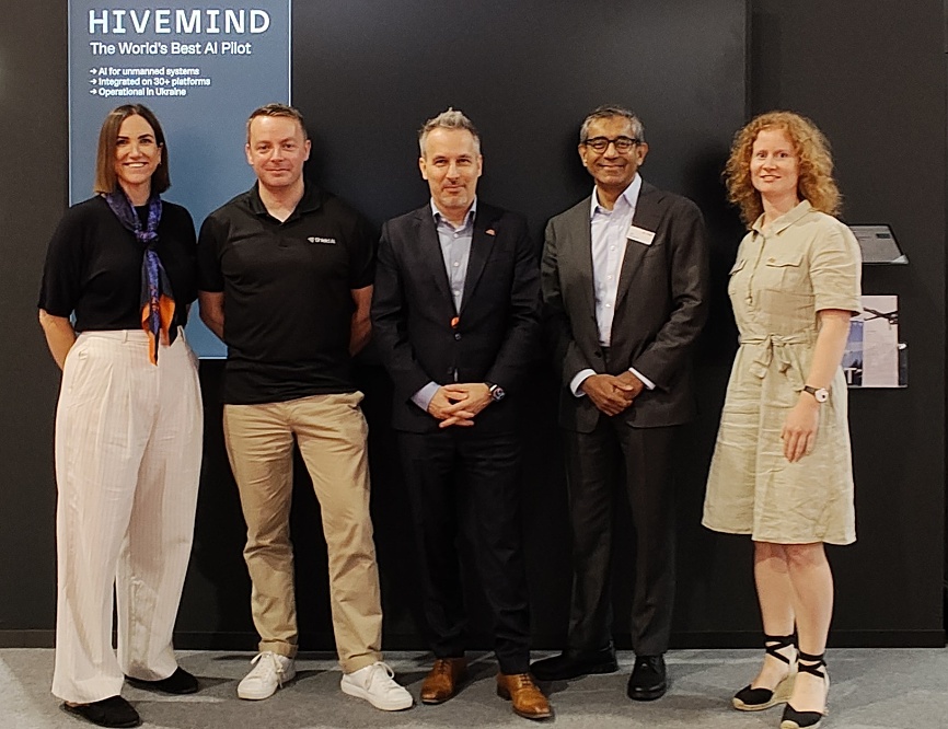 Zástupci Honeywell Aerospace a Shield AI po podpisu memoranda