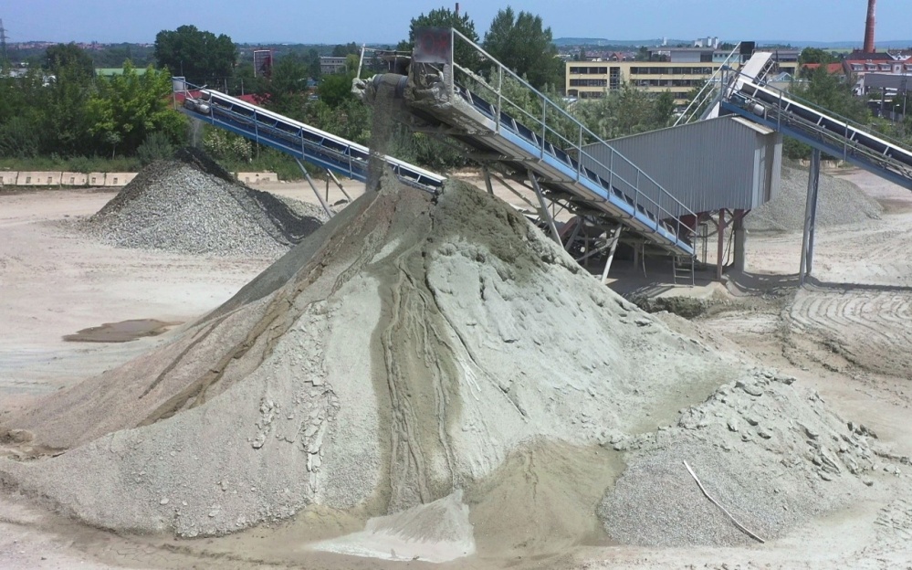 Recyklační linka odděluje z drceného betonu nejjemnější prach, pro který se dnes hledá uplatnění jen obtížně Recyklační linka odděluje z drceného betonu nejjemnější prach, pro který se dnes hledá uplatnění jen obtížně