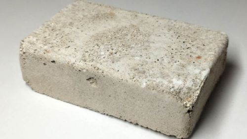 Zkušební vzorek z odpadního betonového prachu, který stmelily látky vytvořené bakterií Sutcliffiella cohnii