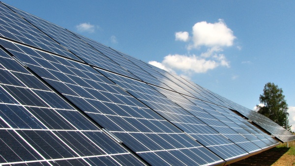 Největší plovoucí fotovoltaická elektrárna v ČR vzniká v areálu dolu Centrum /Ilustrační obrázek/