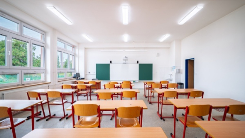 Hostivice modernizovala základní školu. Stovky nových světel sníží náklady o 60 %
