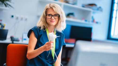 Martina Říhová vyvíjí na CEITEC VUT pleťové masky inspirované cukrovou vatou /Foto: Jakub Rozboud/