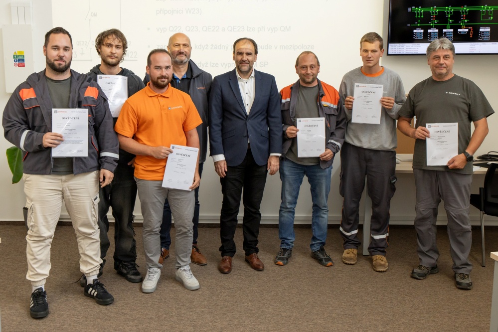První proškolení elektromontéři na novém polygonu v Koštově po předání osvědčení od členů představenstva ČEZ Distribuce První proškolení elektromontéři na novém polygonu v Koštově po předání osvědčení od členů představenstva ČEZ Distribuce
