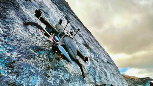 Dron s kočičími drápky jako první přistál na téměř svislé ledové stěně