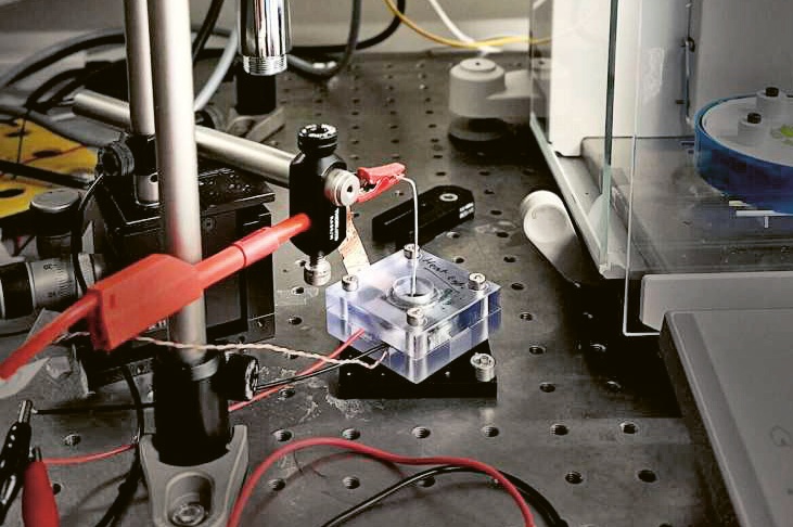 Nanotechnologické zařízení vyrábí elektřinu nepřetržitě díky odpařování vody Nanotechnologické zařízení vyrábí elektřinu nepřetržitě díky odpařování vody
