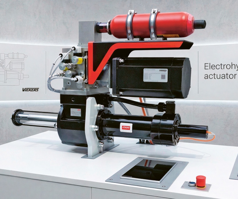 Elektrohydraulický aktuátor (EHA) značky Vickers by Danfoss dokáže i přes své malé rozměry vyvinout špičkovou sílu až 227 kN v tlaku. Zjišťovat sílu navíc dokáže i bez externích snímačů, přímo díky pokročilému řídicímu softwaru © Technotrade Elektrohydraulický aktuátor (EHA) značky Vickers by Danfoss dokáže i přes své malé rozměry vyvinout špičkovou sílu až 227 kN v tlaku. Zjišťovat sílu navíc dokáže i bez externích snímačů, přímo díky pokročilému řídicímu softwaru © Technotrade