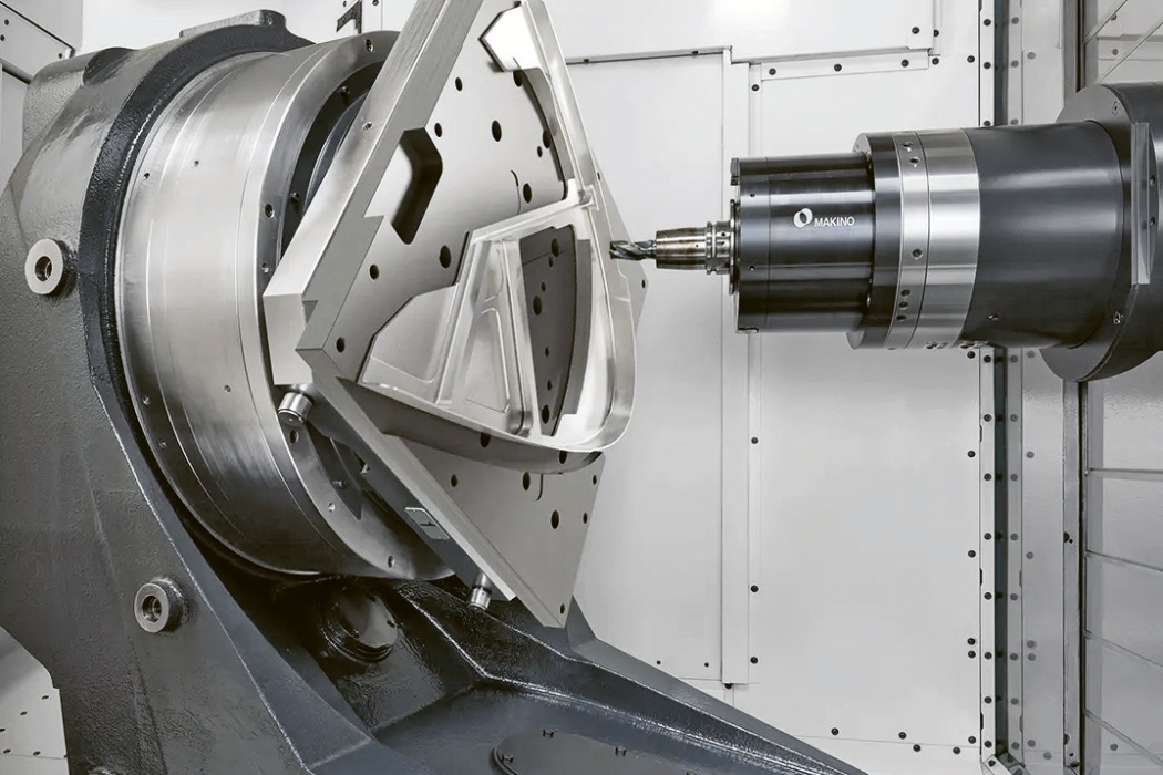 Pracovní prostor pětiosého horizontálního obráběcího centra a500iR © Makino Pracovní prostor pětiosého horizontálního obráběcího centra a500iR © Makino