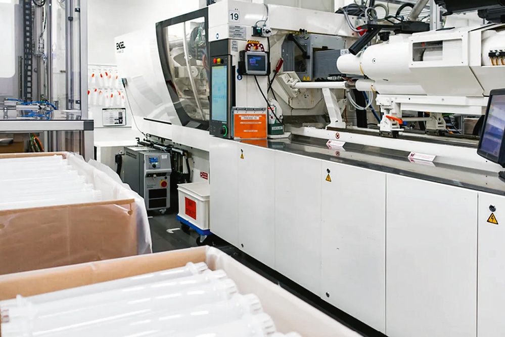 Při výrobě zdravotnických technologických produktů v čistých prostorách je maximální přesnost v každém cyklu zásadní. Společnost Fresenius Medical Care využívá plně elektrické vstřikovací lisy od společnosti Engel © Engel Při výrobě zdravotnických technologických produktů v čistých prostorách je maximální přesnost v každém cyklu zásadní. Společnost Fresenius Medical Care využívá plně elektrické vstřikovací lisy od společnosti Engel © Engel