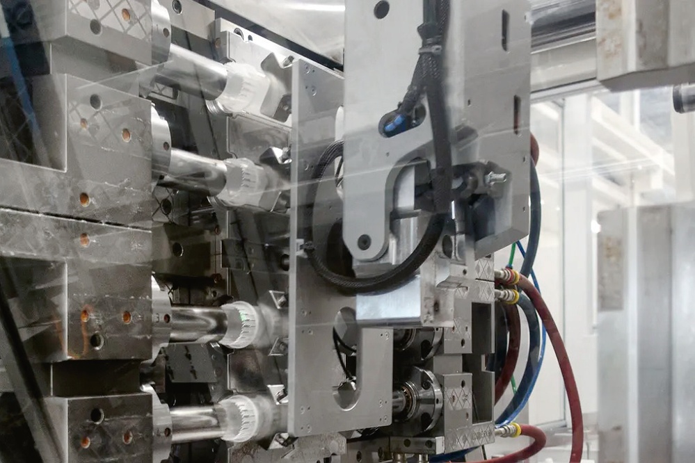 Jedna ze šesti kazetových forem od společnosti Fresenius Medical Care pro vstřikování plastů do lékařských technologií. Každá ze čtyř dutin má dva elektricky ovládané tahové mechanismy pro jádra © Fresenius Medical Care Jedna ze šesti kazetových forem od společnosti Fresenius Medical Care pro vstřikování plastů do lékařských technologií. Každá ze čtyř dutin má dva elektricky ovládané tahové mechanismy pro jádra © Fresenius Medical Care