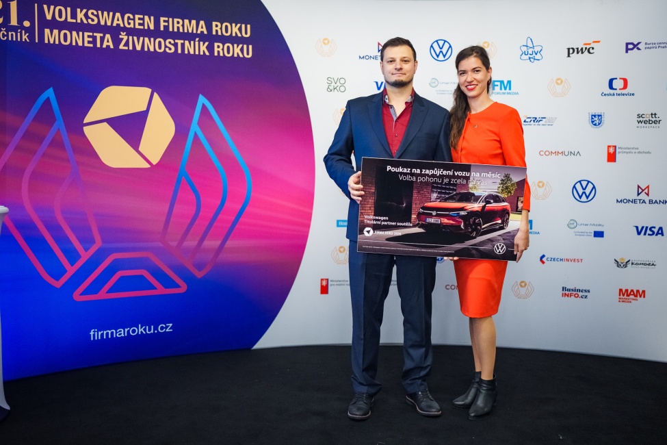Společnost HENNLICH zvítězila v regionálním kole soutěže Firma roku 2026 Ústeckého kraje. Na úspěch navázala přesně po deseti letech. Do soutěže se poprvé přihlásila v roce 2016 a tehdy ji také vyhrála. Titul Firma roku Ústeckého kraje na oficiálním vyhlášení v Mostě převzal obchodní ředitel firmy Pavel Šumera ml. společně se svou ženou Nikolou.